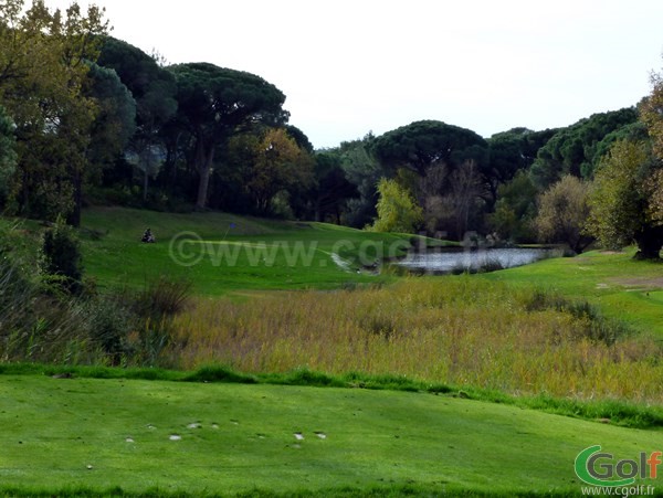 Trou n°12 Par 3 du Blue Green Esterel Golf Club dans le Var à Saint Raphael sur la Cote d'Azur