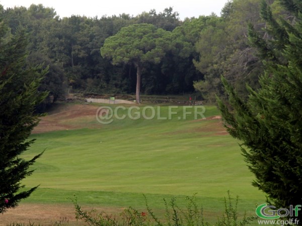 l'arrivé et le green du trou n°1 du golf de Victoria Val Martin à Valbonne