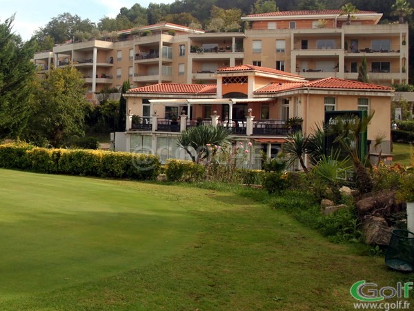 La terrasse du restaurant club house du golf de Val Martin Victoria à Valbonne