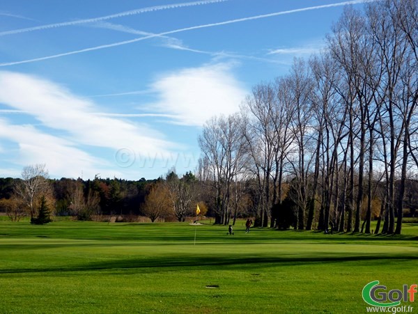 Le green du n°9 au Garden golf Avignon parcours compact le Ventoux à Morières les Avignon