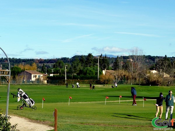 Le putting green à Morières les Avignon sur le Garden golf Avignon en Provence