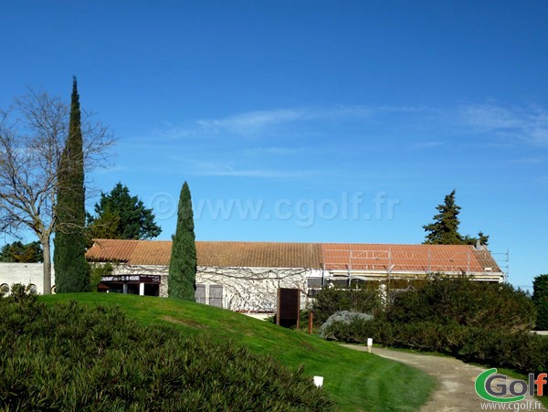 Le club house du Garden golf Avignon à Morières les Avignon dans le Vaucluse