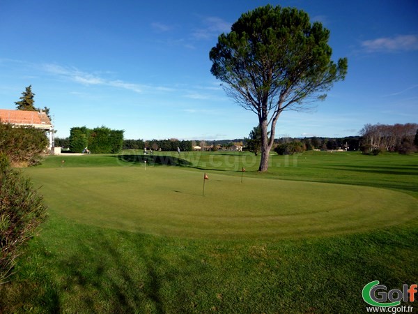 Le pitching green du Garden golf Avignon dns le Vaucluse en Provence Alpes Cote d'Azur