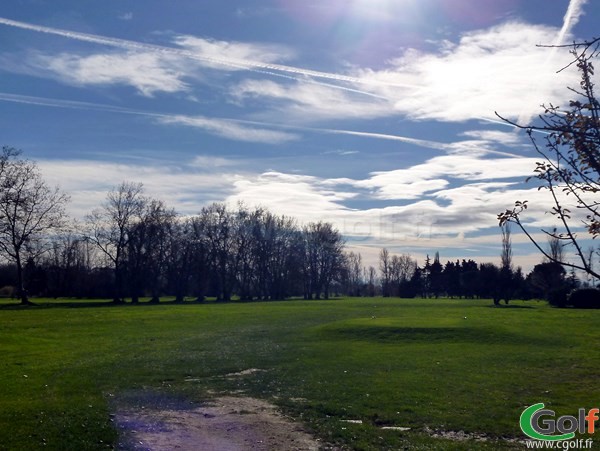 Le départ du trou n°1 du Garden golf Avignon à Morières les Avignon dans le Vaucluse en PACA