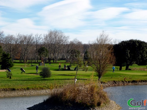 Le green n°10 du Garden golf Avignon sur le parcours les Alpilles dans le Vaucluse