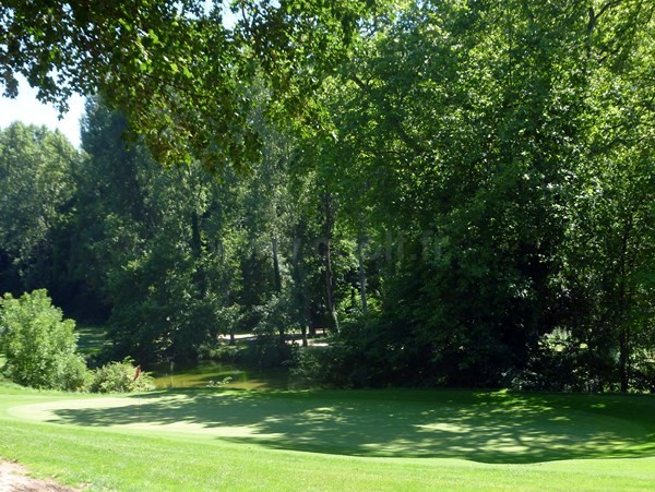 Green n°18 du golf d'Albon Senaud dans la Drôme en Rhône alpes porche d'Annonay