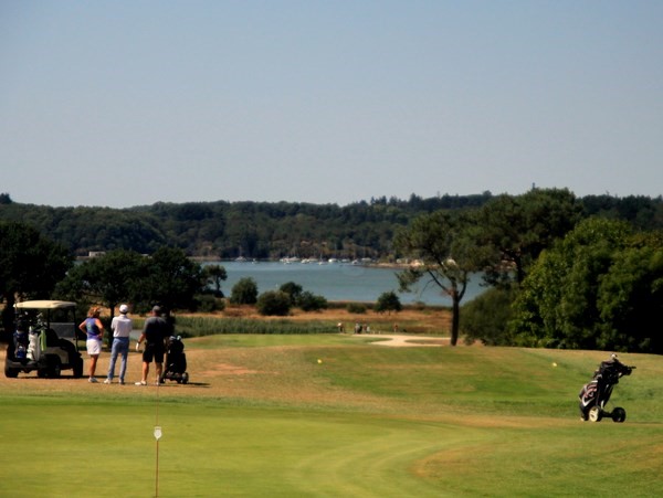 Départ n°1 du golf de Baden dans le Morbihan en Bretagne entre Quiberon et Vannes