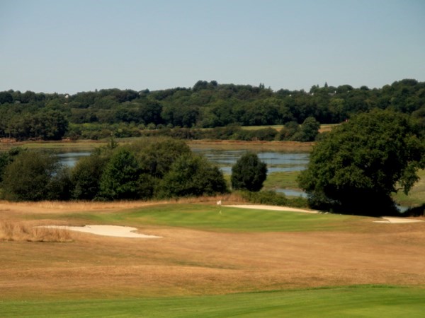 Belle vue sur le green du golf de Baden dans le Morbihan en Bretagne proche de Vannes