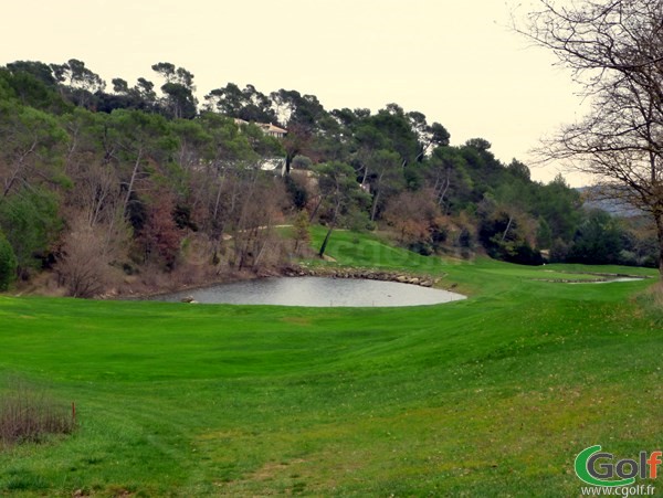 Le trou n°17 du golf de Barbaroux dans le Var à Brignoles en région PACA