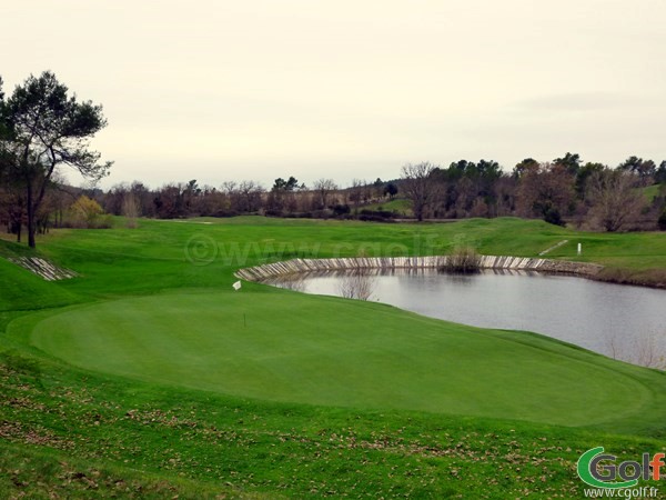 Le green du trou n°16 du golf de Barbaroux à Brignoles dans le Var en Provence