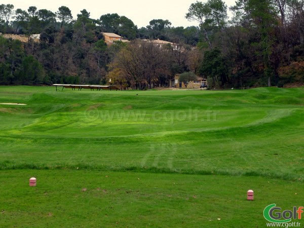 Le trou n°18 en Provence du golf de Barbaroux dans le Var à Brignoles