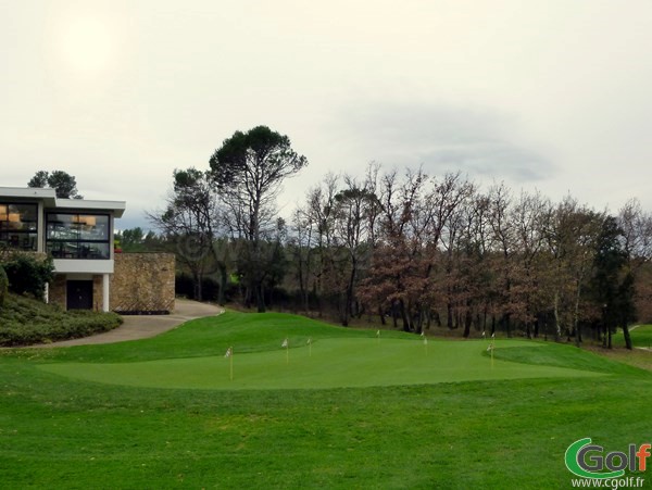 Le putting green du golf de Barbaroux à Brignoles dans le Var en Provence