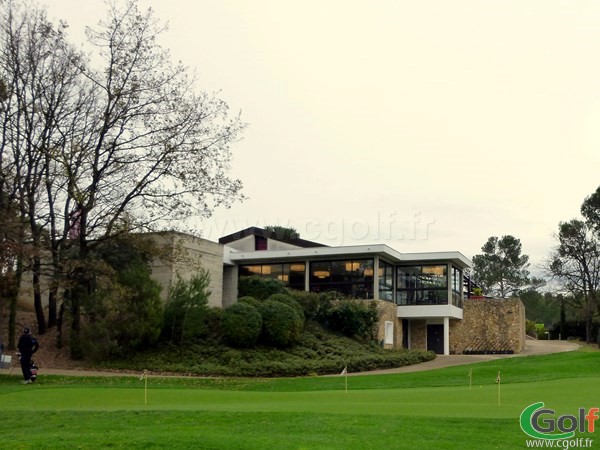 Le club house du golf de Barbaroux dans le Var en Provence Cote d'Azur à Brignoles