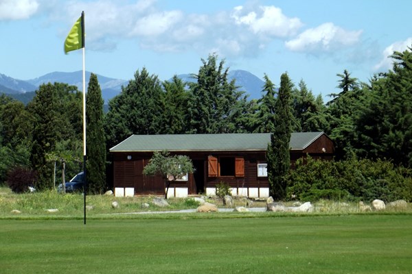 Green du golf de la Base aérienne CSA-BA 126 en Corse entre Solenzara et Ventiseri