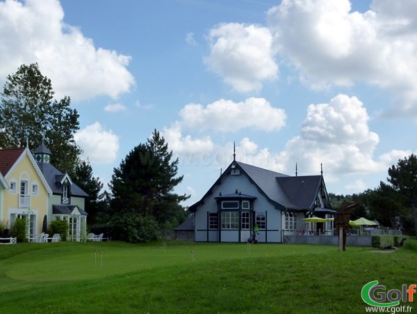 Putting green et club house du golf de Belle Dune de Fort-Mahon-Plage dans la Somme