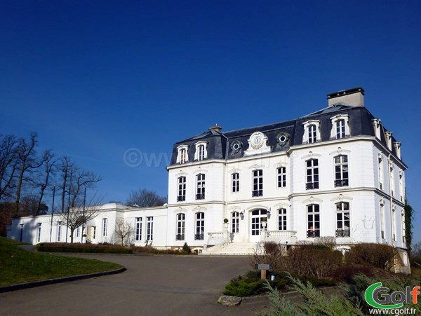 L'entrée du chateau club house du golf de Bethemont à Poissy dans les Yvelines