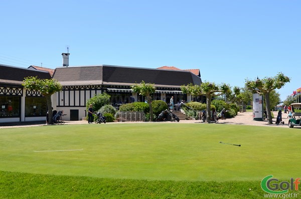 Putting green et clun house du golf de Biarritz Le Phare dans les Pyrénées Atlantiques en Aquitaine