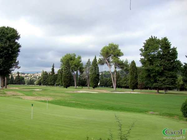 Le putting green et le green du n°12 et 18 du golf de Biot proche d'Antibes