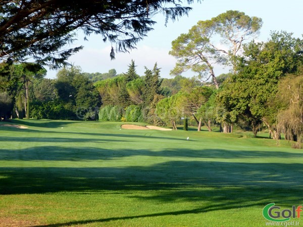 Le trou n°18 du golf de Cannes Mougins dans les Alpes Maritimes sur la côte d'Azur