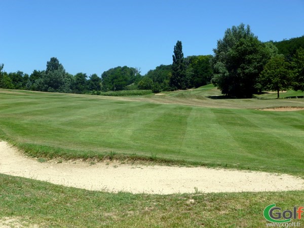 Fairway du trou n°2 à Bourg-lès-Valence sur le golf des Chanalets en Rhône Alpes