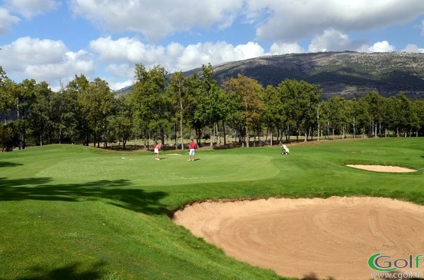 Le green et son bunker du trou n°11 au golf du Claux Amic à Grasse 06