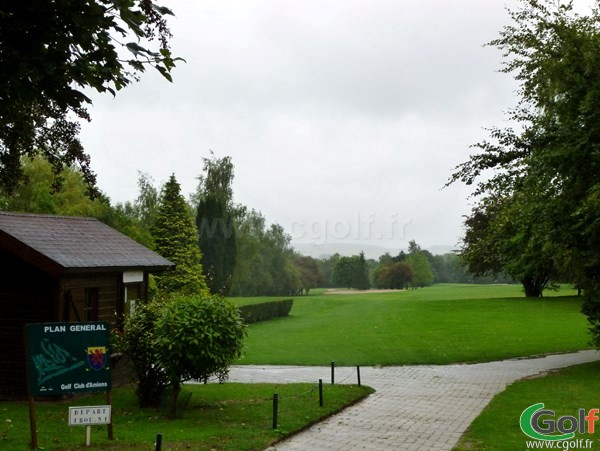 Départ et fairway n°1 du golf d'Amiens à Querrieu proche de la Baie de Somme en Picardie