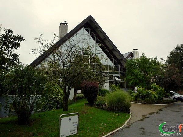 Club house pyramide du golf club d'Amiens en Picardie dans la Somme à Querrieu