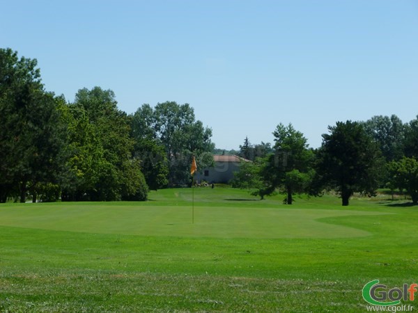 Green du golf club du Beaujolais en Rhône-Alpes proche de Lyon à Lucenay