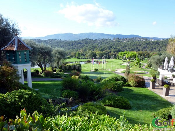 Le putting green et le green du n°18 du Royal Golf Club de Mougins sur la Côte d'Azur