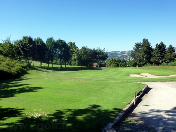 départ du golf compact de Saint Etienne en Rhône-Alpes Auvergne département de la Loire