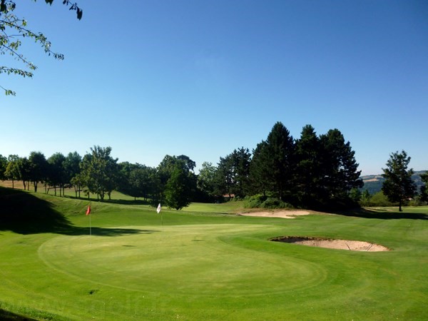 Double green du golf compact de Saint Etienne proche de Lyon en Rhône-Alpes Auvergne 