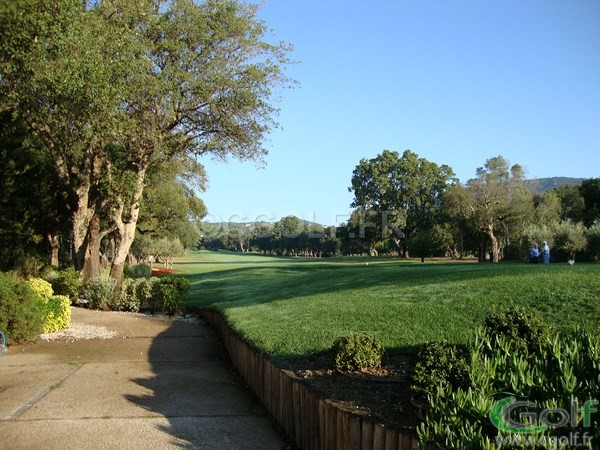 Le départ et fairway du trou n°2 du golf de Beauvallon proche de Saint Tropez à Grimaud