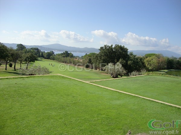 Le fairway du n°4 et départ du n°5 du golf de Beauvallon à Grimaud dans le var