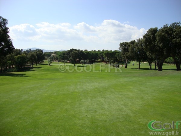 Le départ et fairway du n°10 du golf club de Beauvallon à Grimaud dan le Var