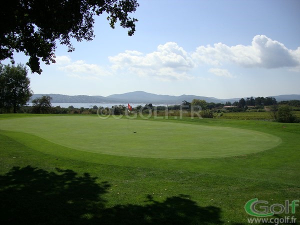 Le green du n°12 du golf de Beauvallon proche de Saint Tropez à Grimaud avec vue mer