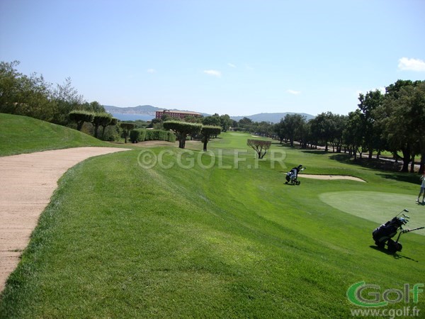 Le green du n°17 et fairway du n°18 du golf de Beauvallon port Grimaud proche de Saint Tropez