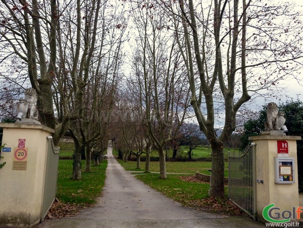 L'entrée de l'hotel du golf de la Sainte Baume à Nans les Pins dans le Var en PACA