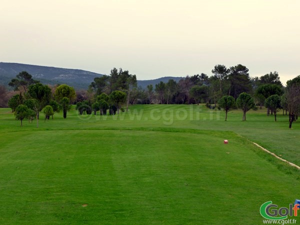 Le départ du trou n°1 du golf de la Sainte Baume à Nans les Pins dans le Var en Provence