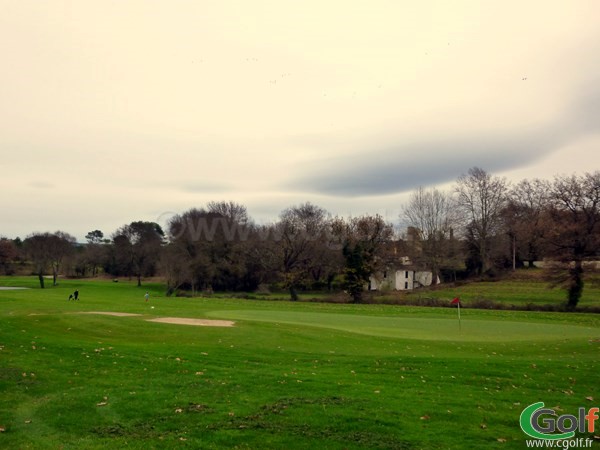 Le green n°2 du golf de la Sainte Baume dans le Var à Nans les Pins en PACA