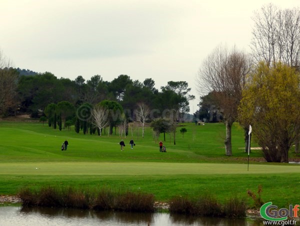 Le green n°9 dans le Var sur le golf de la Sainte Baume à Nans les Pins en Provence