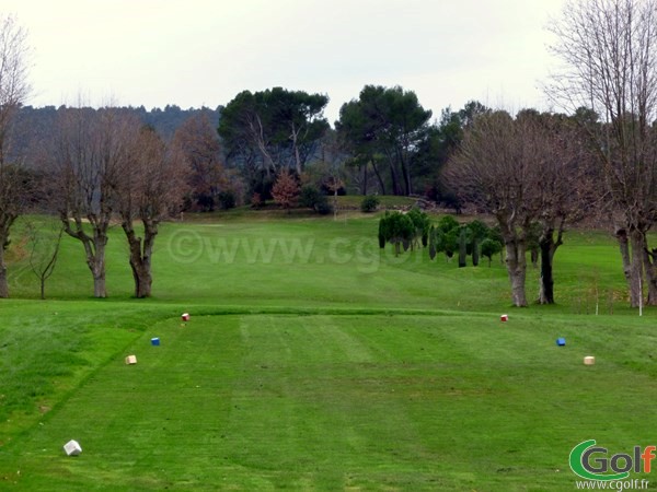 Le départ du n°10 sur le golf de la Sainte Baume dans le Var à Nans les Pins en PACA