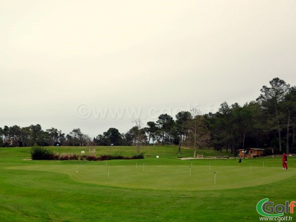 Le putting green du golf de la Sainte Baume à Nans les Pins dans le Var en Provence