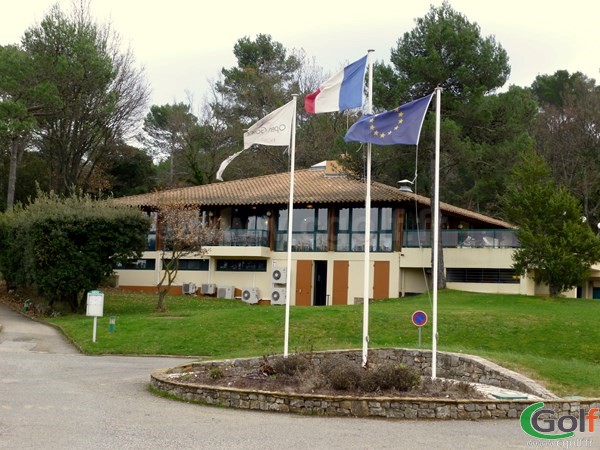 Le club house du golf de Nans les Pins la Saint Baume dans le Var en Provence