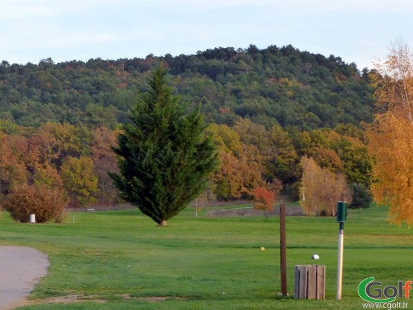 trou n°1 du golf de Digne les Bains dans les Alpes de Haute Provence eb PACA