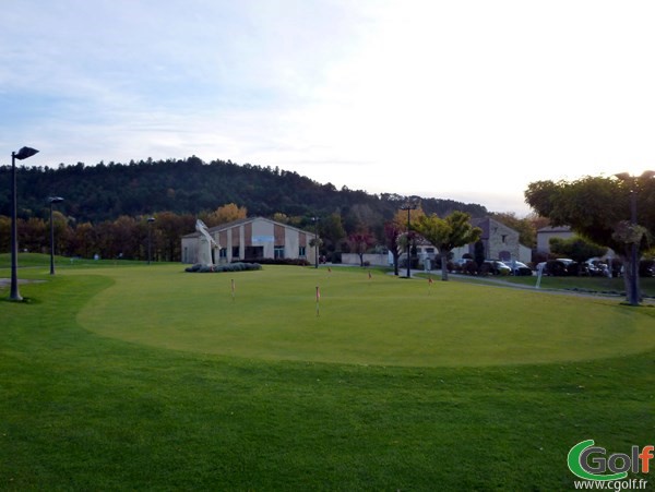 Putting green du golf de Digne les Bains dans les Alpes de Hautes Provence en PACA