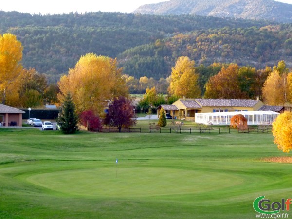 Pitching green du golf de Digne les Bains dans les Alpes de Haute Provence en PACA