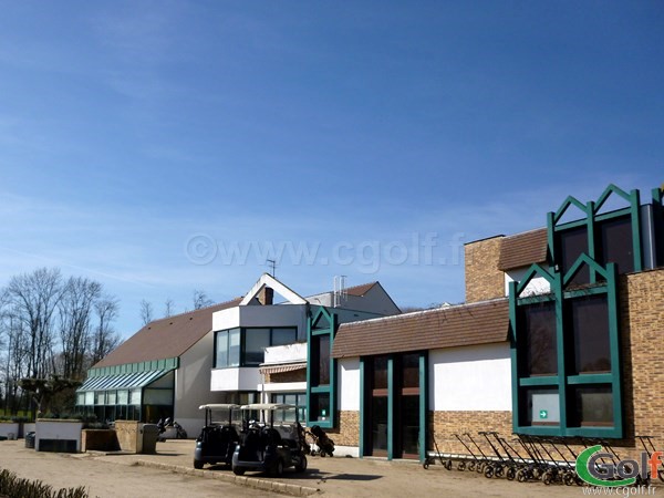 Le club house du golf de Feucherolles dans les Yvelines à proximité de Paris