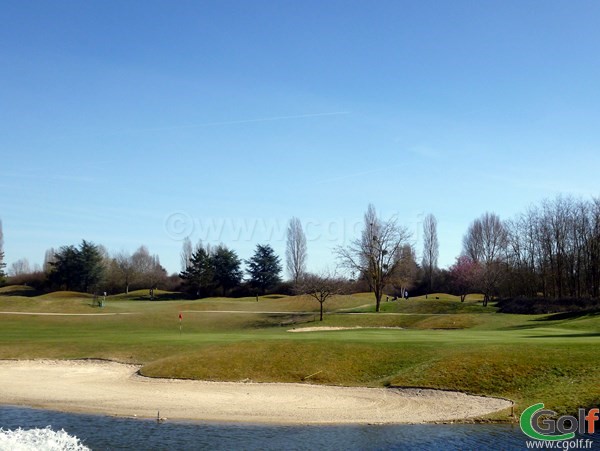 le green n°2 du golf de Feucherolles en Ile de France proche de Paris dans les Yvelines