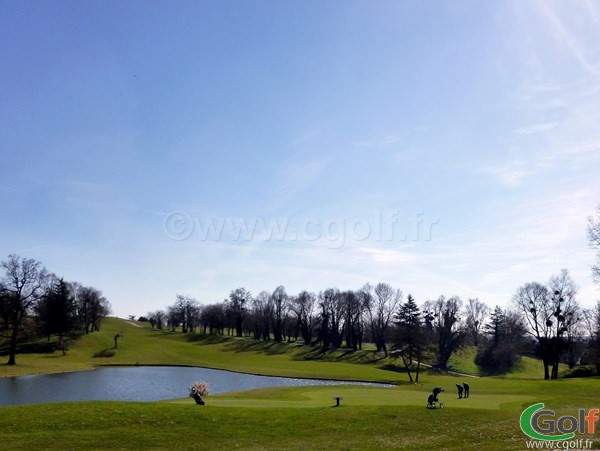 Le green du n°9 du golf de Feucherolles dans les Yvelines en Ile de France