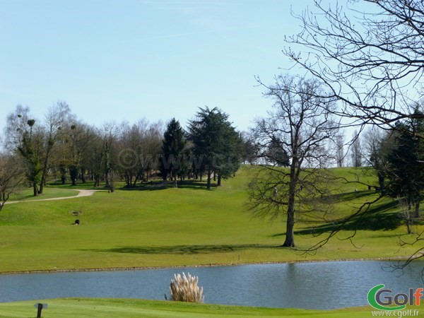 Le fairways n°18 du golf de Feucherolles en Ile de France dans les Yvelines